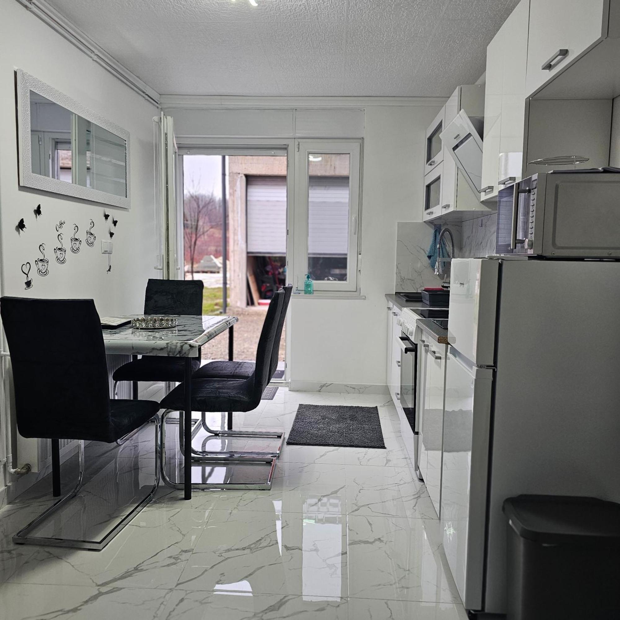 Ferienwohnung Ena 1 & 2 -Big Free Parking Karlovac Exterior foto